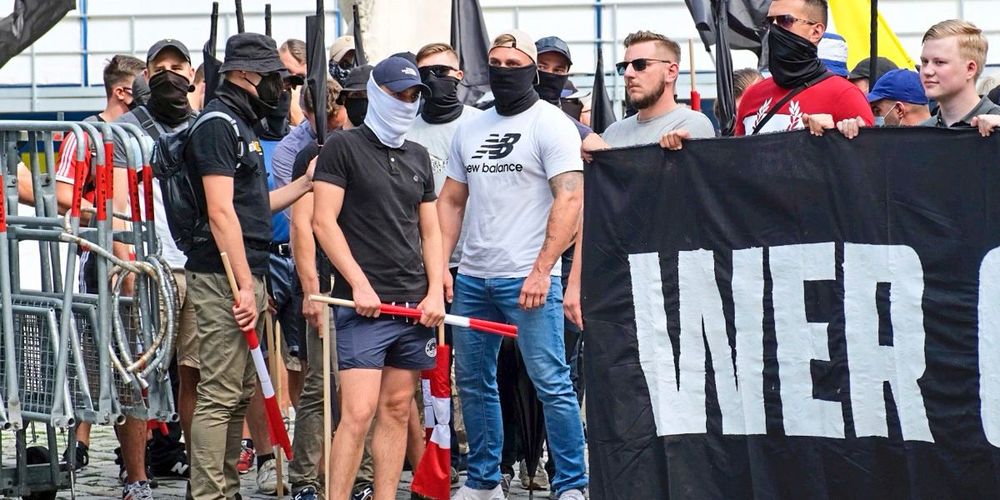 FPÖ holt führenden Rechtsextremen als Mitarbeiter ins Parlament