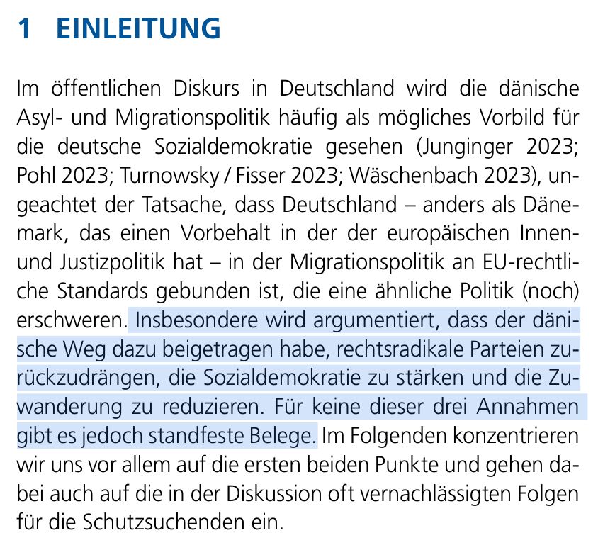 Im öffentlichen Diskurs in Deutschland wird die dänische Asyl- und Migrationspolitik häufig als mögliches Vorbild für die deutsche Sozialdemokratie gesehen (Junginger 2023; Pohl 2023; Turnowsky / Fisser 2023; Wäschenbach 2023), ungeachtet der Tatsache, dass Deutschland – anders als Dänemark, das einen Vorbehalt in der der europäischen Innen- und Justizpolitik hat – in der Migrationspolitik an EU-rechtliche Standards gebunden ist, die eine ähnliche Politik (noch) erschweren. Insbesondere wird argumentiert, dass der dänische Weg dazu beigetragen habe, rechtsradikale Parteien zurückzudrängen, die Sozialdemokratie zu stärken und die Zuwanderung zu reduzieren. Für keine dieser drei Annahmen gibt es jedoch standfeste Belege. Im Folgenden konzentrieren wir uns vor allem auf die ersten beiden Punkte und gehen dabei auch auf die in der Diskussion oft vernachlässigten Folgen für die Schutzsuchenden ein