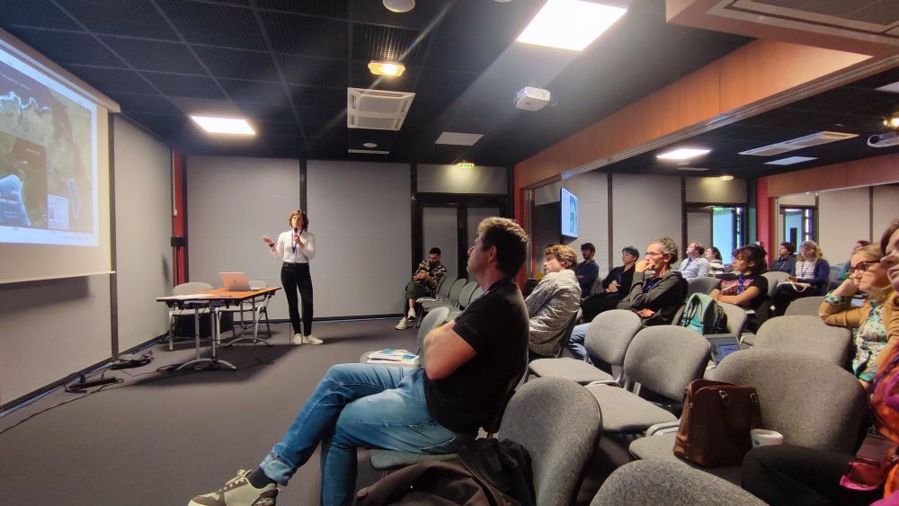 3rd IAL-IPA conference, session on coastal lakes and lagoons, Katharina Hess is giving her oral presentation in a conference room