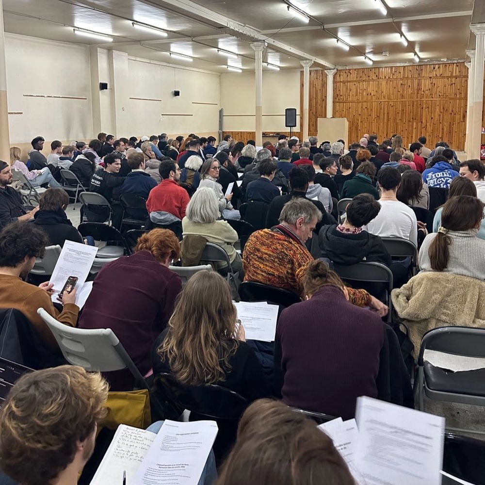 Salle de formation avec les militantes et militants de LFI Paris.
