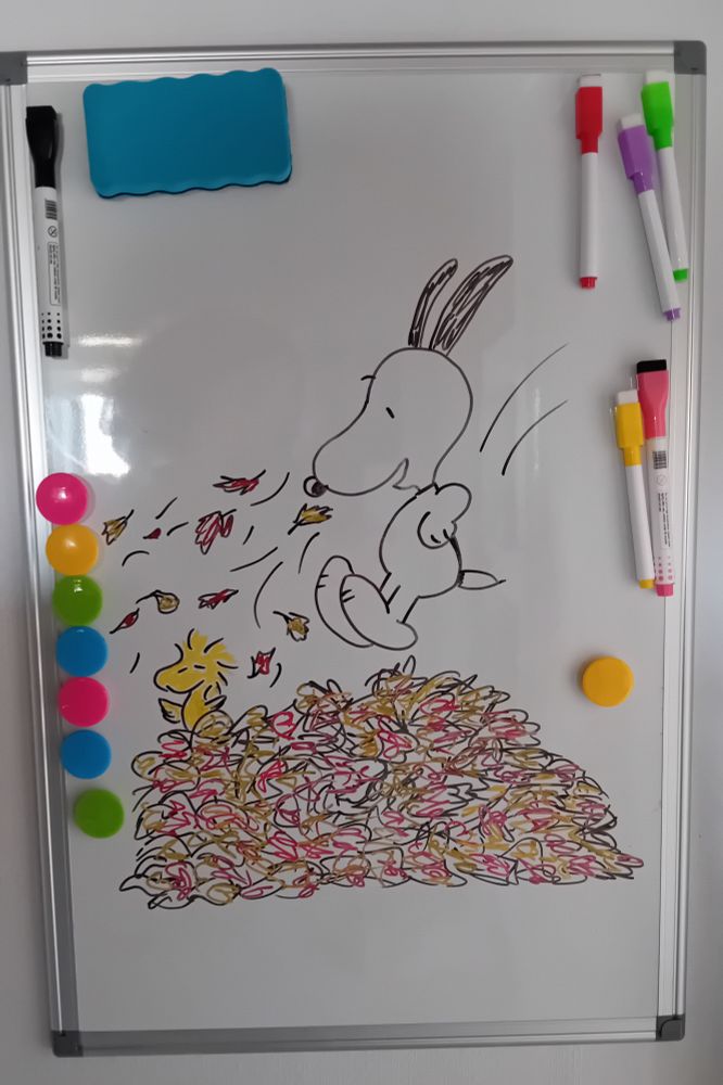 Selbstgemaltes Bild von dem Hund Snoopy und dem Vogel Woodstock von den "Peanuts" auf einem Whiteboard