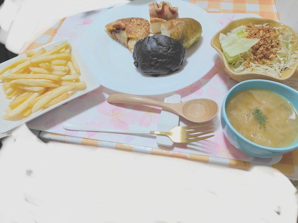 フライドポテト

チーズカレーパン
ウィンナードッグ
抹茶揚げパン
チョコパン

キャベツサラダ

オニオンスープ