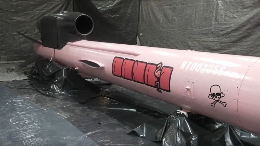 Irgendwo in der Ukraine, an einem geheimgehaltenen Ort, entsteht eine ganz besondere Version des neuen ukrainischen Marschflugkörpers "FP-5 Flamingo". Ganz in Rosa lackiert und mit handgemalten Comic-...