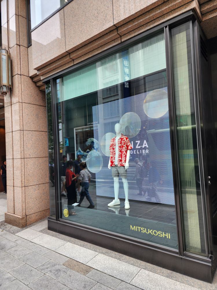 A picture of a mannequin display in Mitsukoshi. The clothes look similar to Ichiban Kasuga's clothes in Hawaii during Like A Dragon: Infinite Wealth