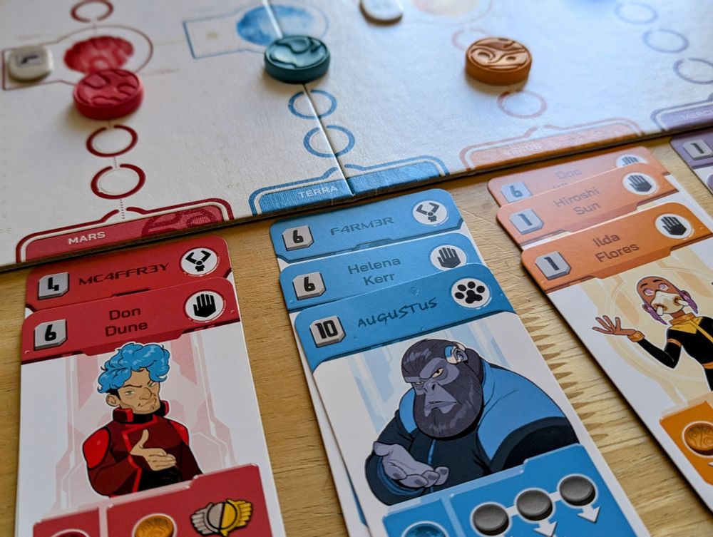 Zoom sur le plateau de jeu et les cartes du jeu de société Zénith 