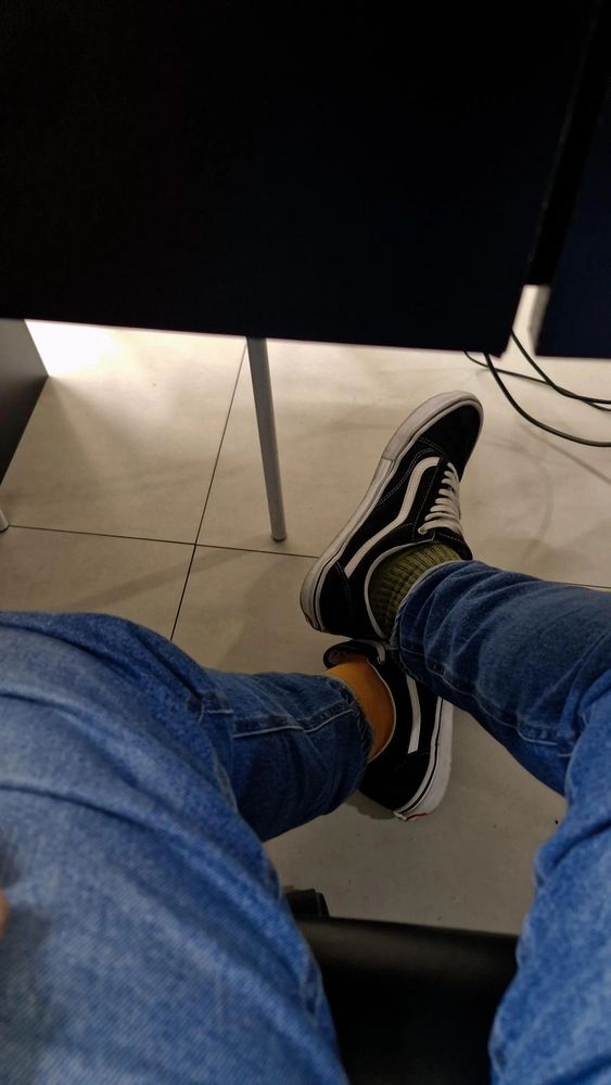 um meia de cada cor porque eu gosto 