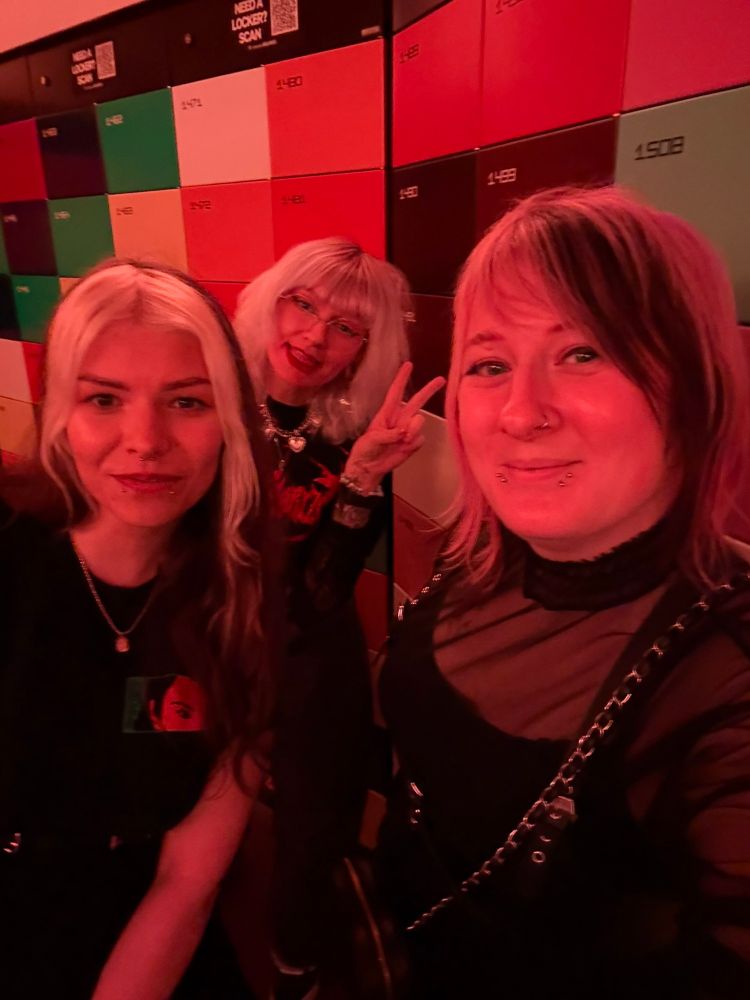 Selfie with Esutick on the front-right, Eskea on the front-left and Karti doing a peace sign in the back! 