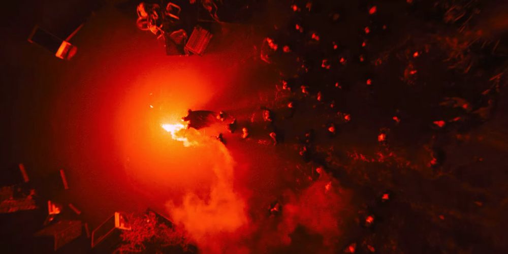 batman com sinalizador guiando uma multidão