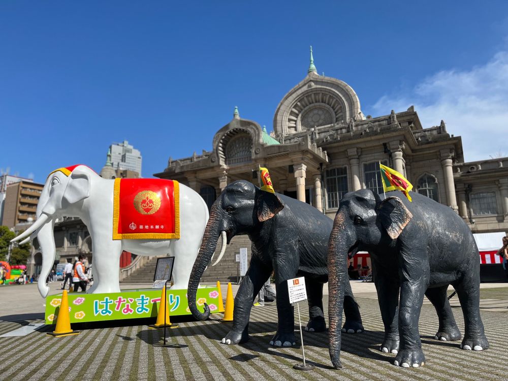 はなまつりのゾウの像三体