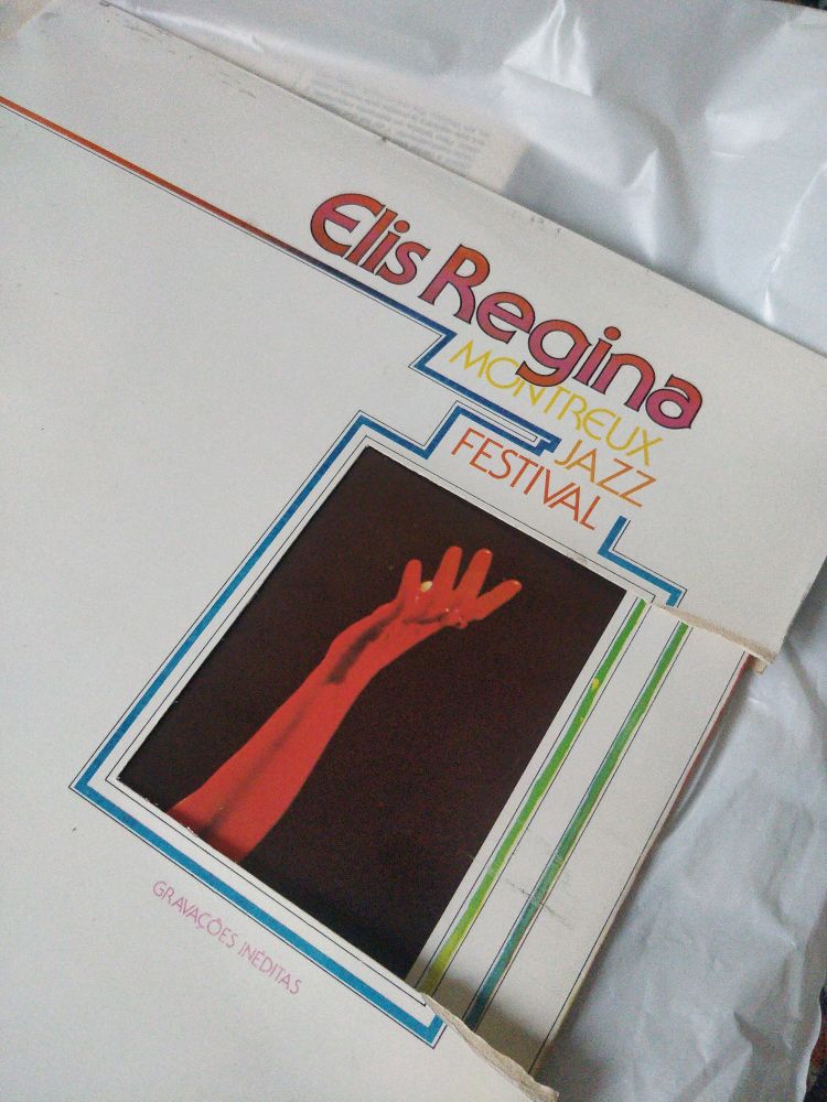 Foto dettaglio della copertina del disco "Elis Regina - Montreaux Jazz Festival"

È bianca e ha una specie di finestra che mostra una parte della cover interna dove si vede la mano (illuminata di rosso) di Elis