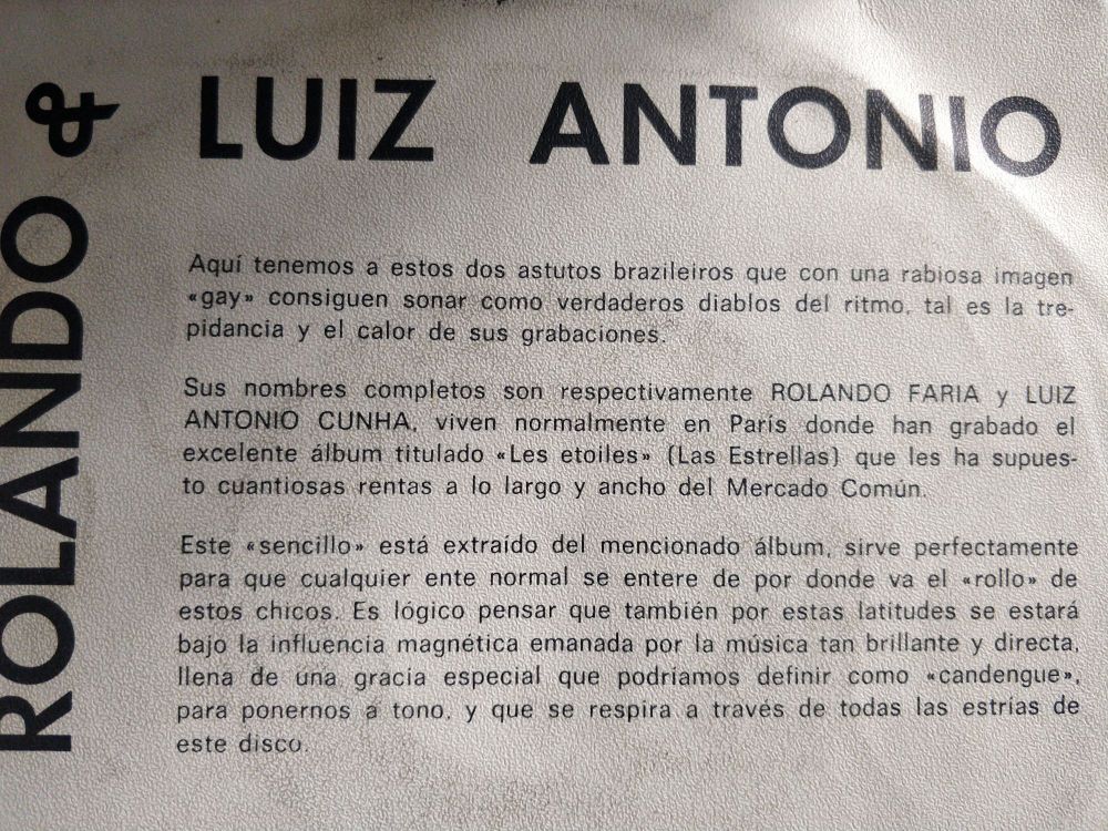 Il retro della copertina del disco dove, in castigliano, c'è scritto "Qui abbiamo questi due astuti brasiliani che con una rabbiosa immagine <<gay>> suonano come dei veri diavoli del ritmo, tale è la trepidanza e il calore delle loro incisioni"