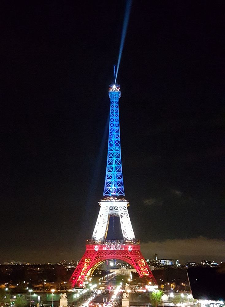 La Tour Eiffel aux couleurs du drapeau français en hommage aux victimes des attentats du 13 novembre 2015. Crédit photo : @bullesdeflo