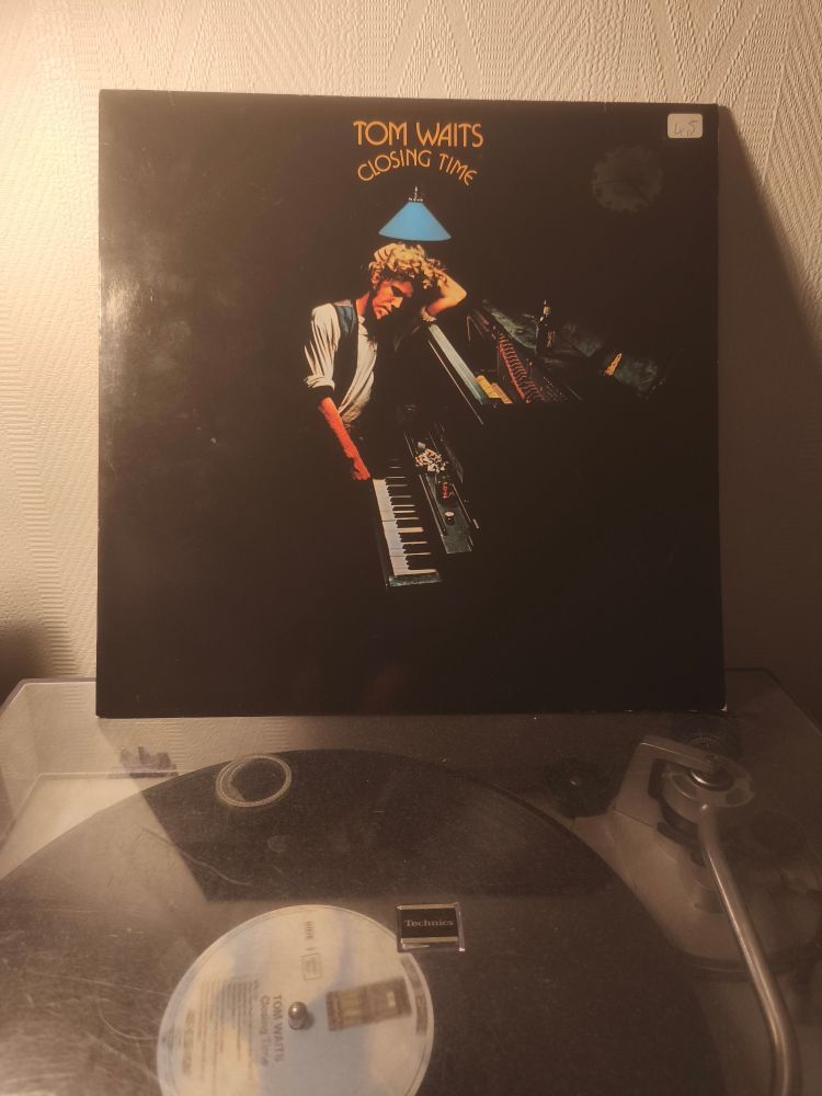 Pochette de l'album Closing Time, de Tom Waits.

Cover of the Closing Time LP by Tom Waits.