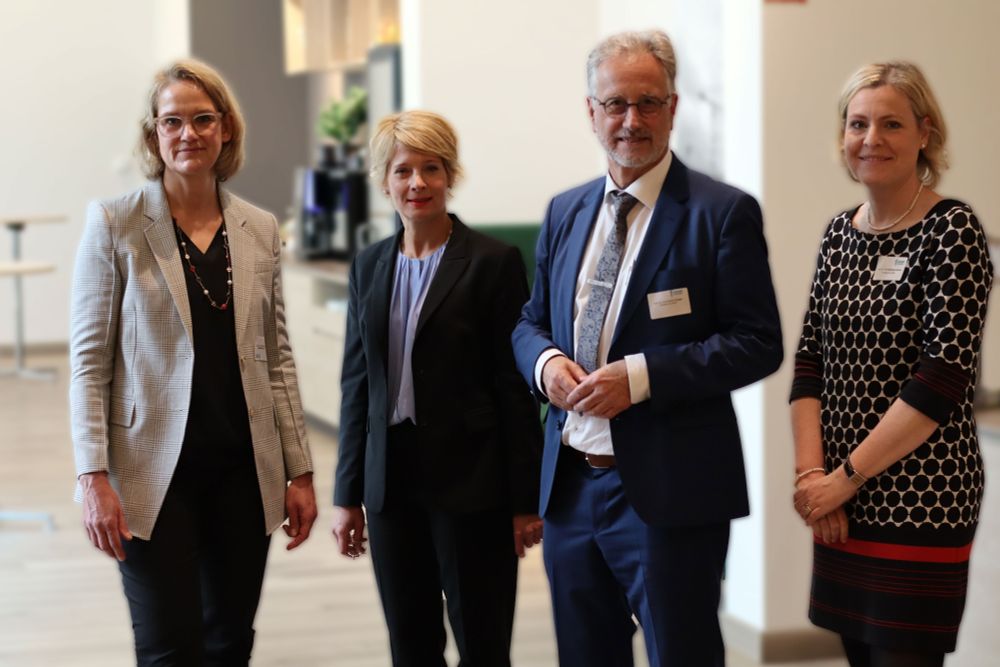 Delegiertenkonferenz der AWMF am 24. Mai 2025 (v.l.n.r.): Dr. Silke Heinemann, Leiterin Abt. Medizin- und Berufsrecht, Prävention, BMG, Barbara Bitzer, Sprecherin der DANK-Initiative, Prof. Rolf-Detlef Treede (Präsident der AWMF), Prof. Julia Weinmann-Menke (Präsidiumsmitglied und stv. Vorsitzende der AWMF-Kommission Aus-, Weiter- und Fortbildung)