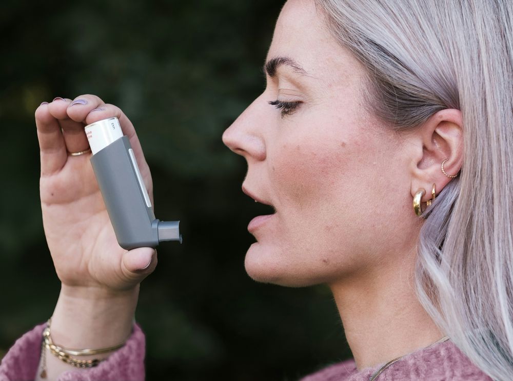 Eine Frau im Profil hält sich einen Inhaltar an den Mund. Foto: Unsplash/CNordic Nordic