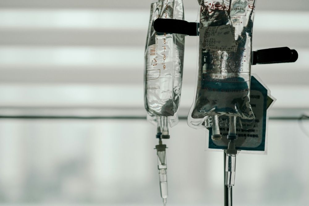 Infusionsbeutel in Nahaufnahme, Foto: Unsplash/insung yoon