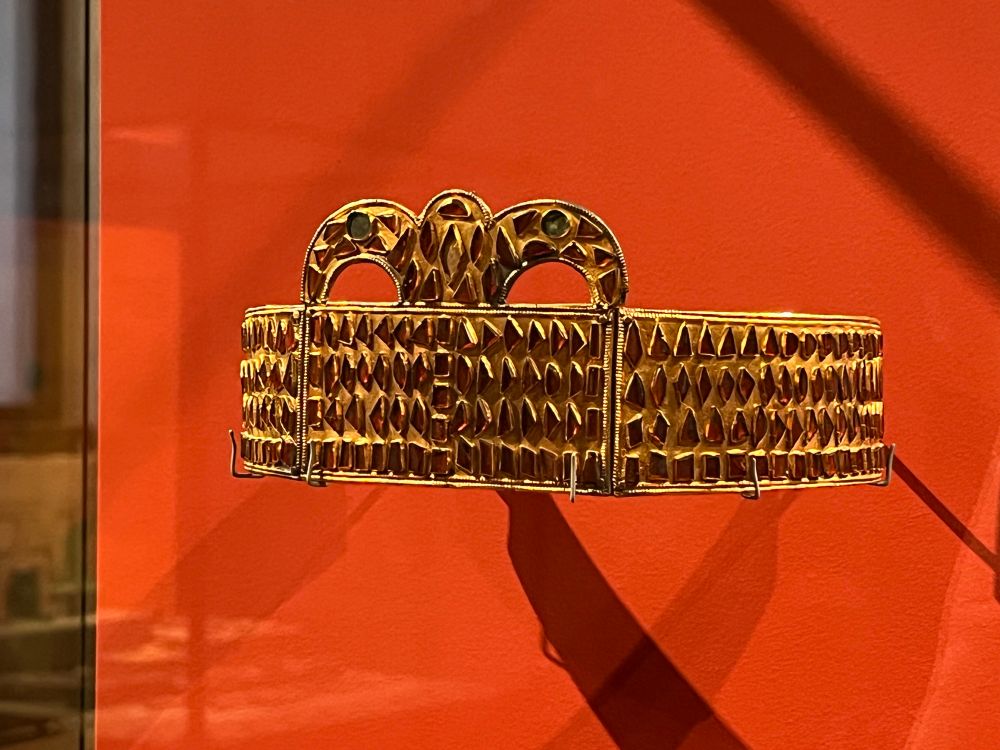 Crown of Kerch. A gold diadem with inlaid garnet stones. Except for 2 greenish stones, supposedly eyes of a bird. 4th/5th century during the great migration. From the Black Sea area. 