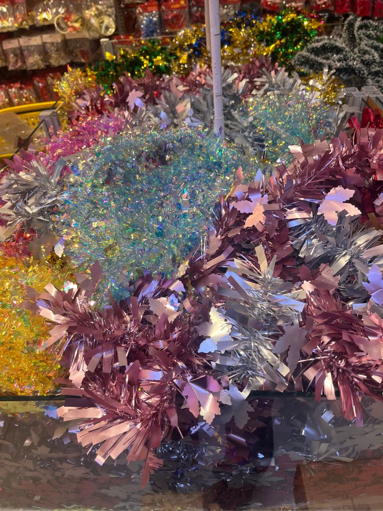 Diferentes festões de árvore de Natal muito coloridos.  