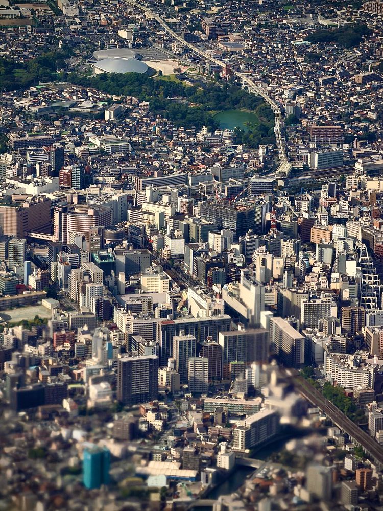 That same area of Tokyo photographed from the plane at 8x 