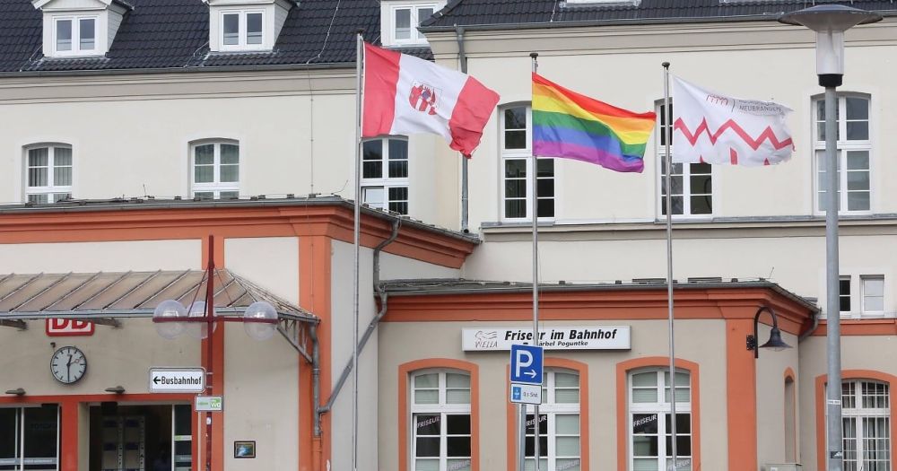 Stadtvertretung verbietet Regenbogenfahne am Bahnhof – schwuler OB tritt zurück