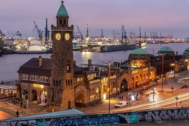 Blick über den Hamburger Hafen von den Landungsbrücken aus.