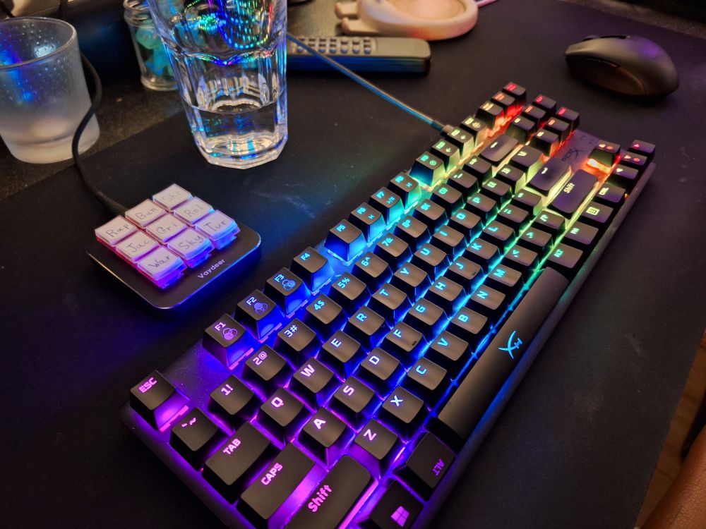Color picture of a RGB TKL mechanical keyboard, with the mouse to the right, and the new 9-buttons mechanical keypad with the custom keycaps. Each keys of the new keypad has the first 3 letters of each type of GW2 mounts.