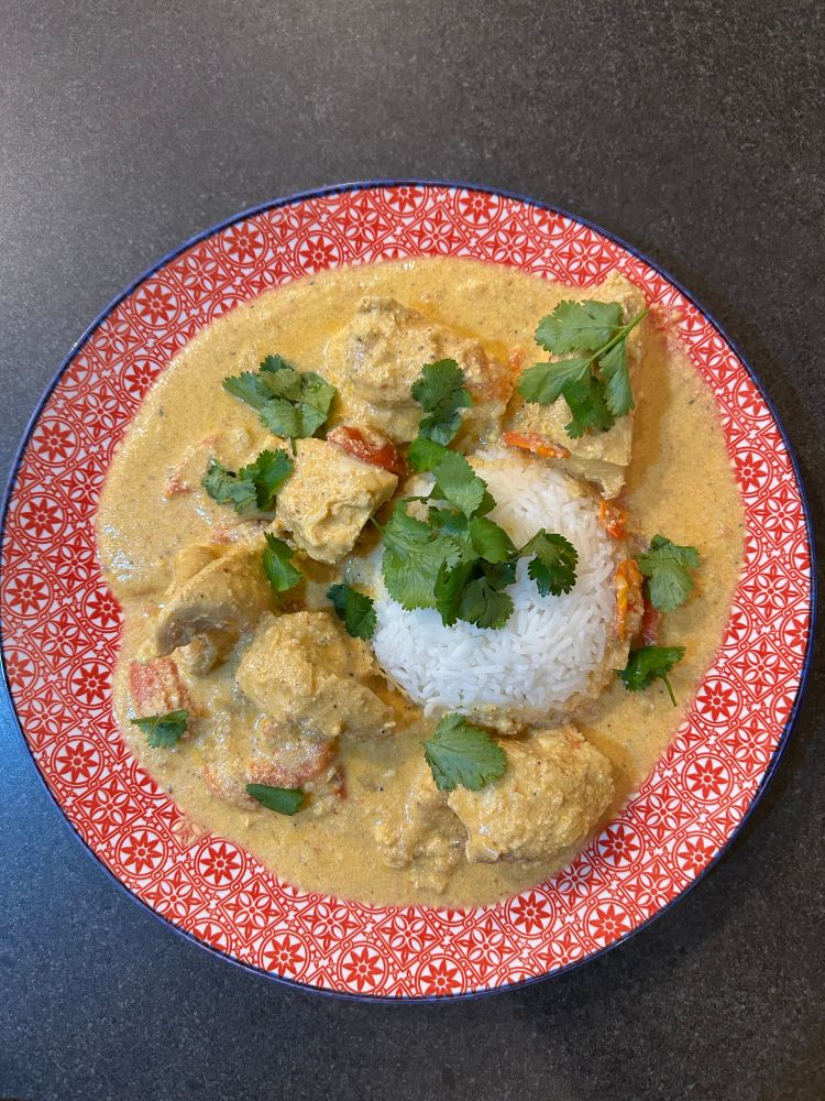 Das Gericht auf einem rot gemusterten Teller 