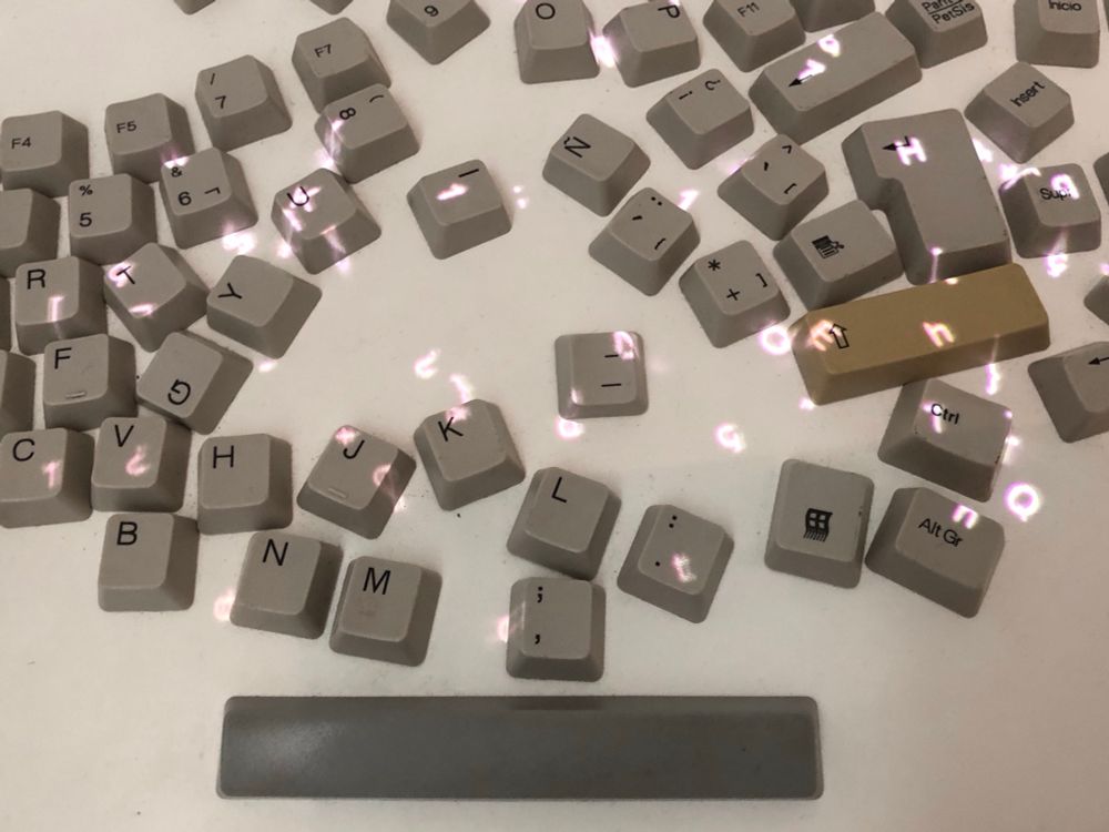 Eine Computertastatur verstreut in Einzelteilen, einzelenen Buchstaben 