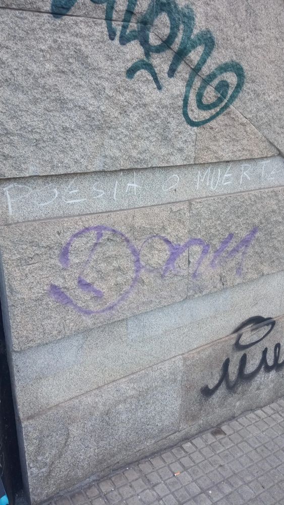 Grafiti no que se le "Poesíe o muerte".