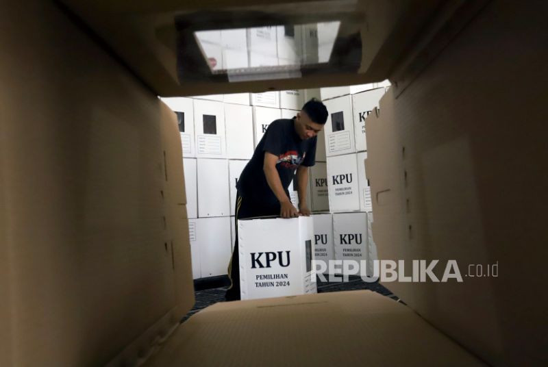 Jelang Pelaksanaan Pilkada Serentak, KPU Blitar Mulai Rakit Kotak Suara |Republika Online