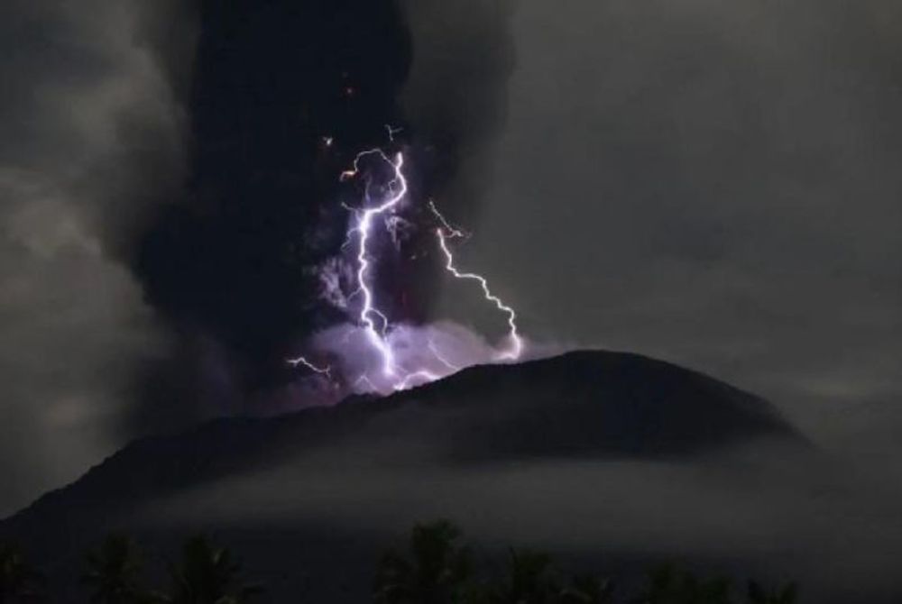 Erupsi Gunung Ibu Terjadi Belasan Kali pada Selasa Dini Hari |Republika Online