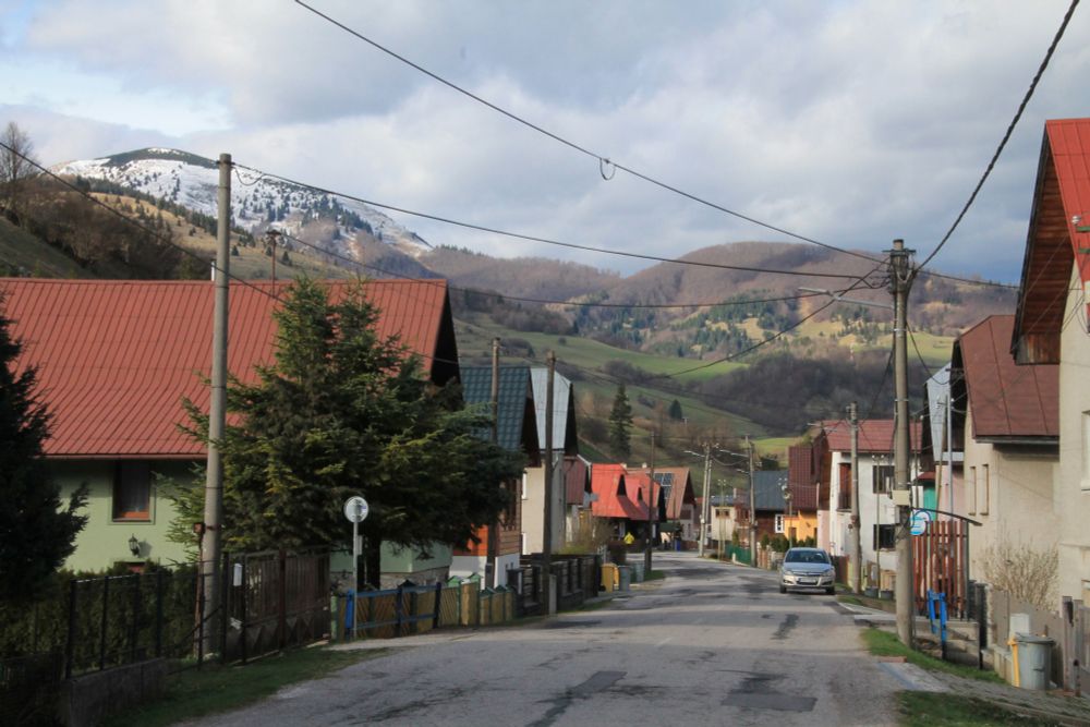 route de montagne passant dans un village