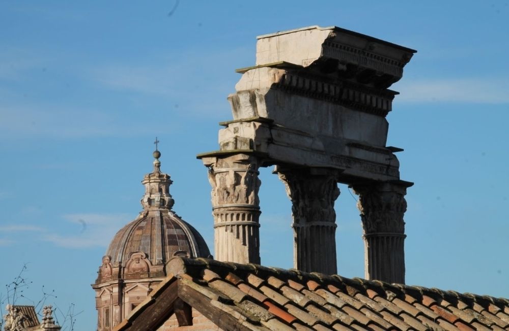 Détail du forum romain : 3 colonnes avec chapiteau, dôme en arrière plan