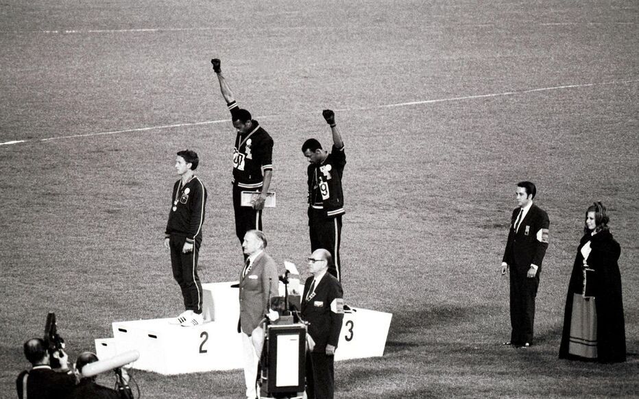 Peter Norman (à gauche) et les Américains Tommie Smith et John Carlos (faisant le signe du Black Power), 16 octobre 1968 aux JO de Mexico. TopFoto/Roger-Viollet