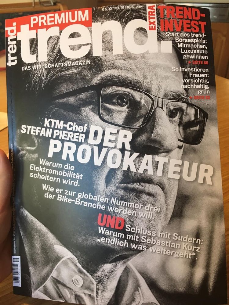 Titel von "Premium trend. (Das Wirtschaftsmagazin) vom 10.5.2019 mit Stefan Pierer auf dem Titelbild. Mit folgenden Schlagzeilen: KTM-Chef Stefan Pierer DER PROVOKATEUR. Warum die Elektromobilität scheitern wird. Wie er zur globen Nummer drei der Bike-Branche werden will UND (in rot) Schluss mit Sudern: Warum mit Sebastian Kurz "endlich was weitergeht". Rechts oben noch Hinweis auf "TREND-INVEST. Start des trend-Börsespiels: Mitmachen, Luxusauto gewinnen. DArunter So investieren Frauen: vorsichtig, nachhaltig, grün.