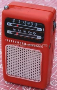 Ein kleines rotes Transistorradio der Marke Telefunken. Der Mini-Partner 201.
