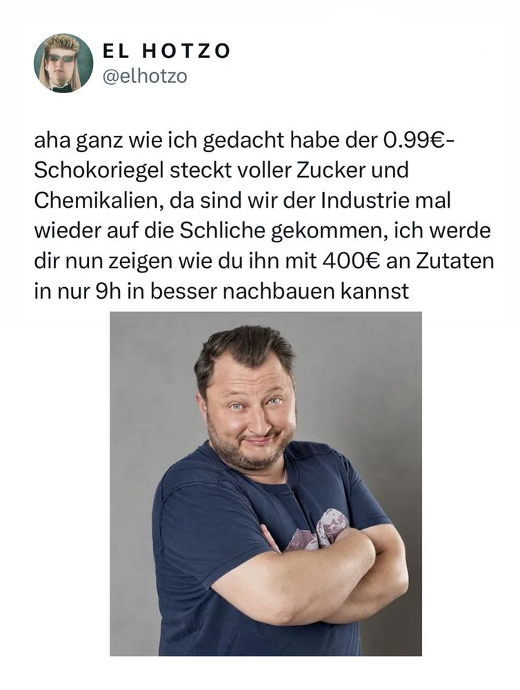 Ein Instagram-Posting von @elhotzo über einem Foto von Sebastian Lege, der mit verschränkten Armen den Betrachter ansieht steht "aha ganz wie ich gedacht habe der 0.99€-Schokoriegel steckt voller Zucker und Chemikalien, da sind wir der Industrie mal wieder auf die Schliche gekommen, ich werde dir nun zeigen wie du ihn mit 400€ an Zutaten in nur 9h in besser nachbauen kannst