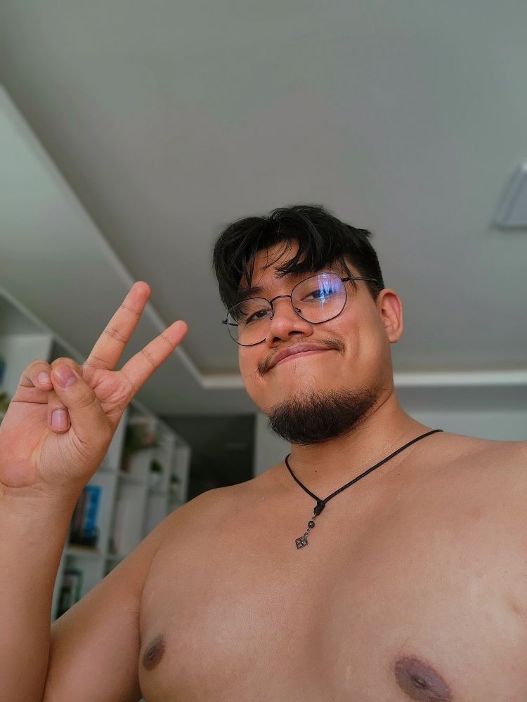 Selfie de rosto e sem camisa, fazendo o sinal da paz 