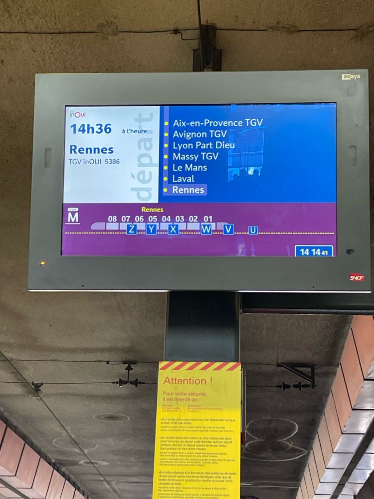 Panneau d’affichage SNCF du train Marseille-Rennes