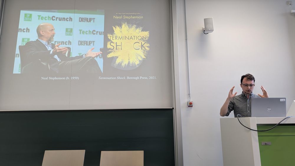 Alexander Rüter in front of his presentation 