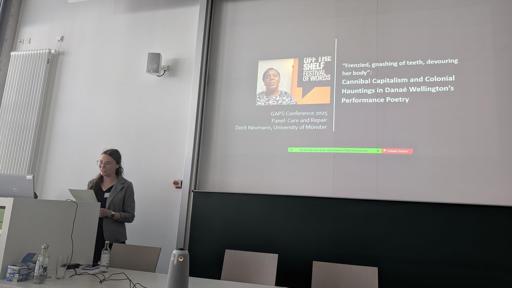 Dorit Neumann in front of her presentation 