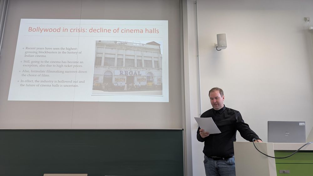 Harald Pittel in front of his presentation 