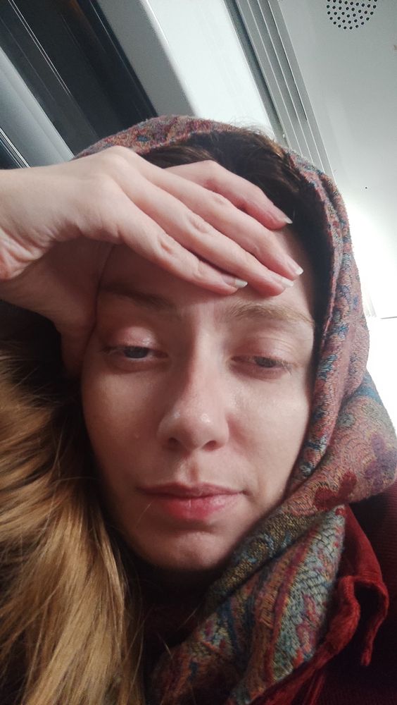 Ma grosse tête fatiguée dans un train de nuit hyper éclairé 