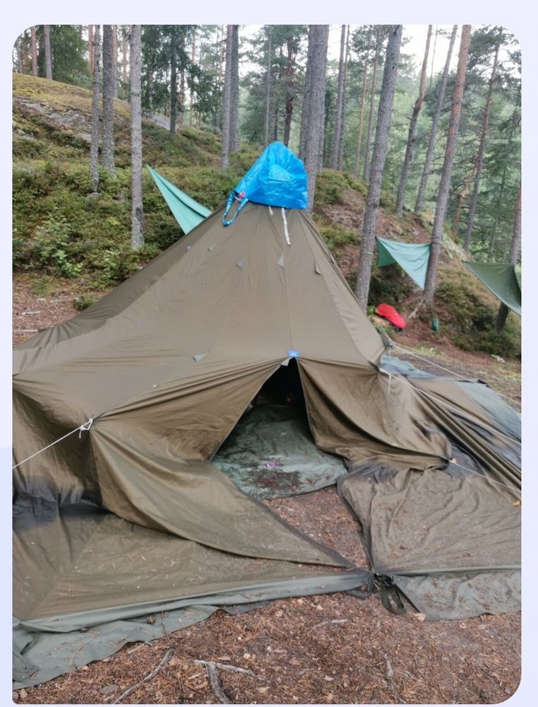 En meget våt og miserabel lavo med en blå ikeapose på toppen for å holde ute vannet