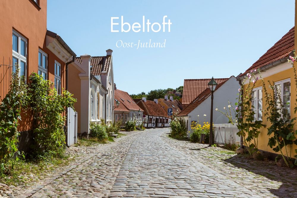 Ebeltoft biedt een charmant oud centrum met geplaveide straatjes, vakwerkhuizen en gezellige winkels. Je kunt er de houten fregat Jylland bezoeken, hedendaagse glaskunst zien in het Glasmuseet en cultuur opsnuiven in de Maltfabrikken. Net buiten de stad ligt Nationaal Park Mols Bjerge, ideaal voor wandelingen in heuvelachtig landschap.