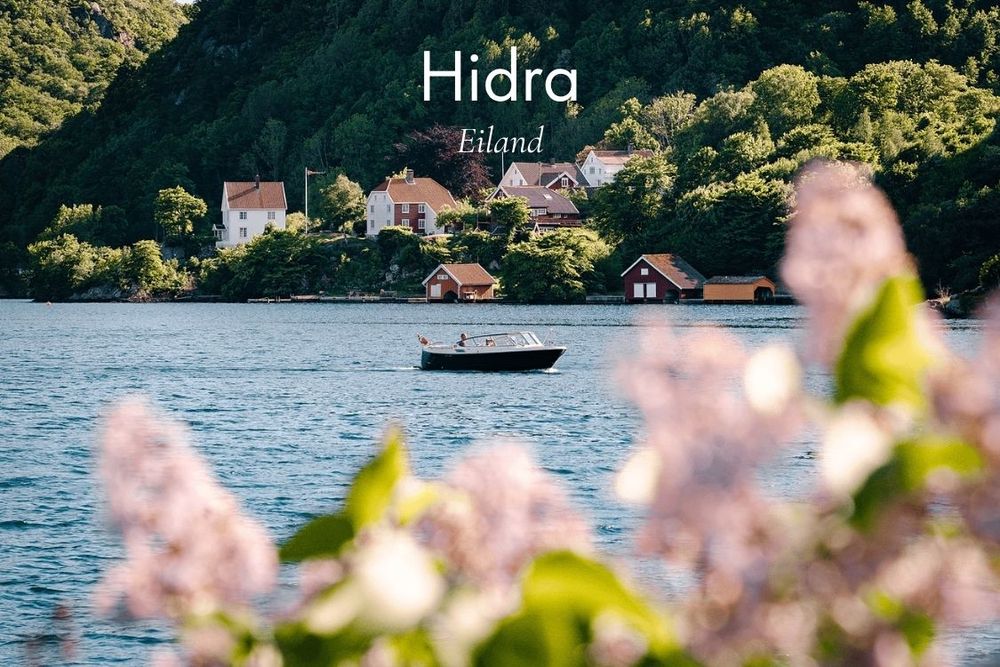 Credits: Frida Neverdal - Visit Sørlandet. Hidra is een bijzonder eiland voor de Zuid-Noorse kust. Combineer de kleurrijke huizen, met de beboste heuvels en de rustige kustwateren en je hebt de ideale vakantiebestemming.