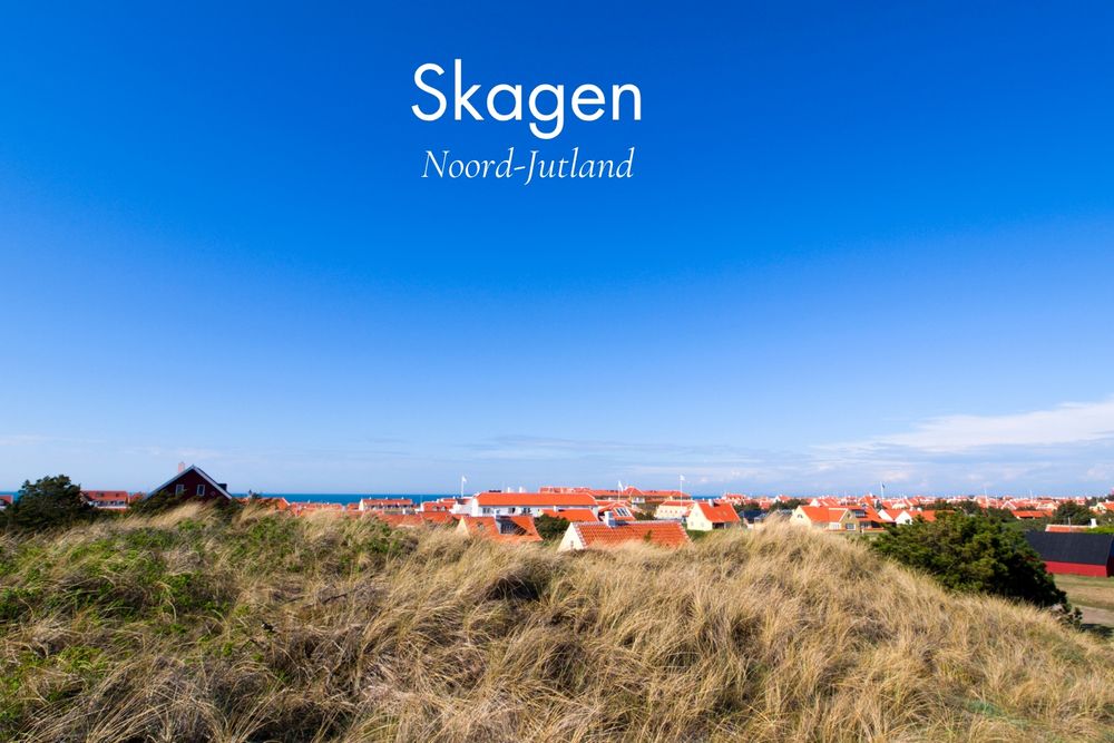 Skagen (of Schagen) is niet alleen een van de mooiste dorpen van Denemarken. Het is ook een van de bijzonderste plekken in heel Europa. De ligging op de verzande noordpunt van Jutland, maakt dat het dorp in bijna elke windrichting door zee en duinen omgeven wordt. 