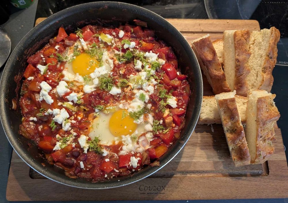 
Chakchouka dans sa poêle et mouillettes de focaccia à l'origan 