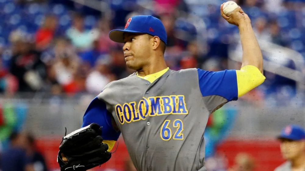 Uma foto de José Quintana vesyinfo a camisa 62 da Colômbia no World Baseball Classic de 2018

Na Foto, Quintana usa uma luva na cor preta