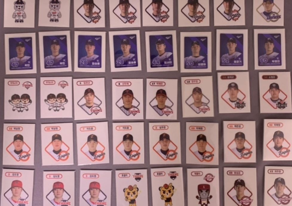 Figurinhas da KBO que vem coladas nos pacotes de pão 